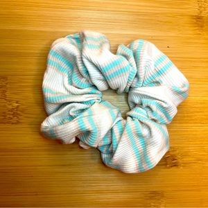 4/15$ NWOT Urban Outfitters teal, tan and white striped ribbed scrunchie